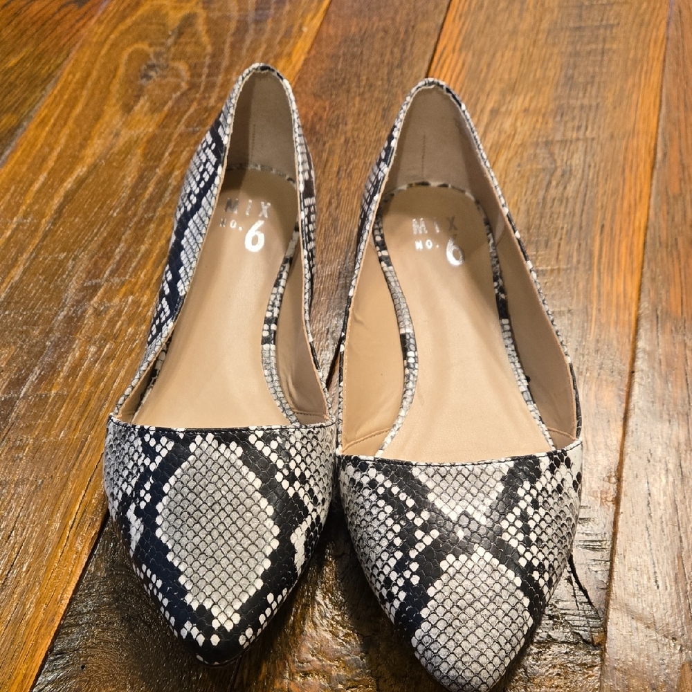 Mix No. 6 size 9M Monochrome Snake Pattern Flats